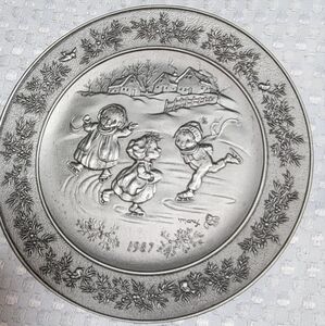 VINTAGE HALLMARK EUC 1987 CHRISTMAS SKATING PEWTER PLATE WITH STAND